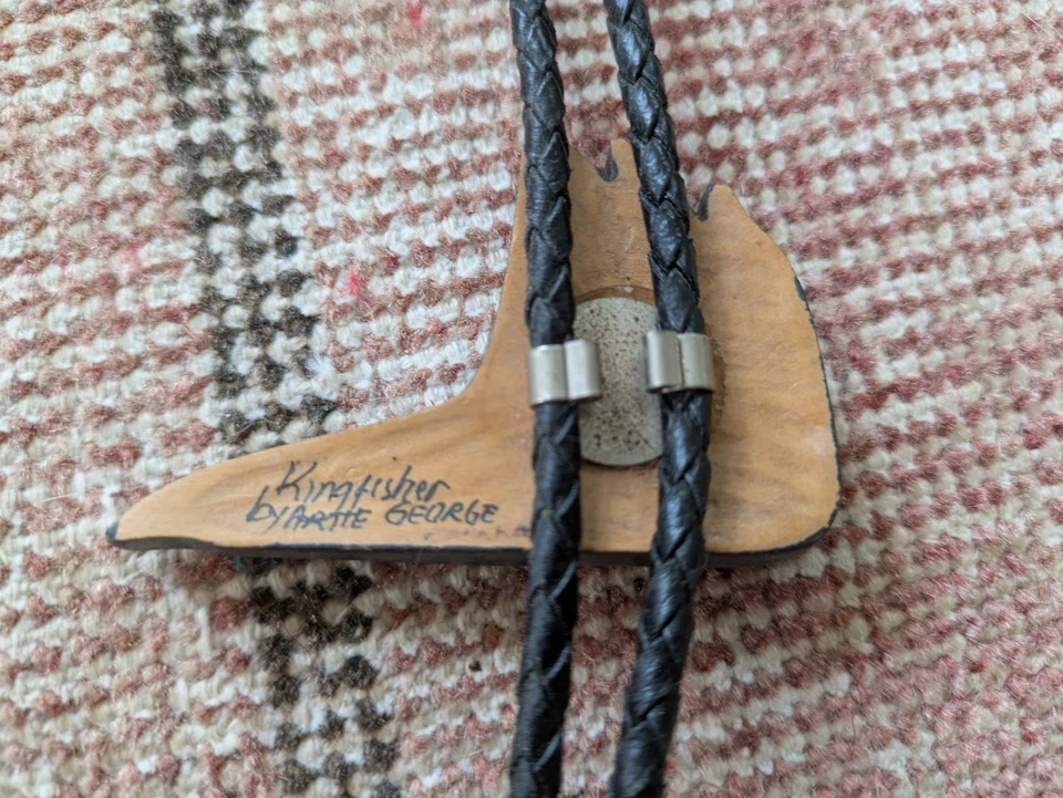 Artie George Native Pacific Northwest 手工雕刻 Kingfisher Bird 木质 Bolo 领带 — 第 3/4 张图片