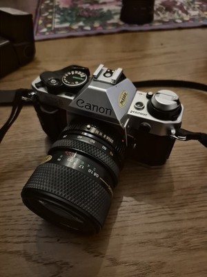 Canon AE-1 mit Objektiv FD 28-70 mm 1:4 analoge Spiegelreflexkamera  