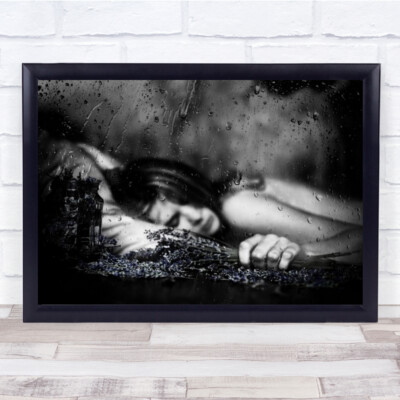 Lila Regen Emotionen Gefühle Frau Traum Schlaf schwarzweiß Wandkunstdruck