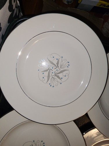 Set of 11 Homer Laughlin Celeste Plates = 6 Dinner & 5 Bread and Butter Plates - Picture 3 of 10