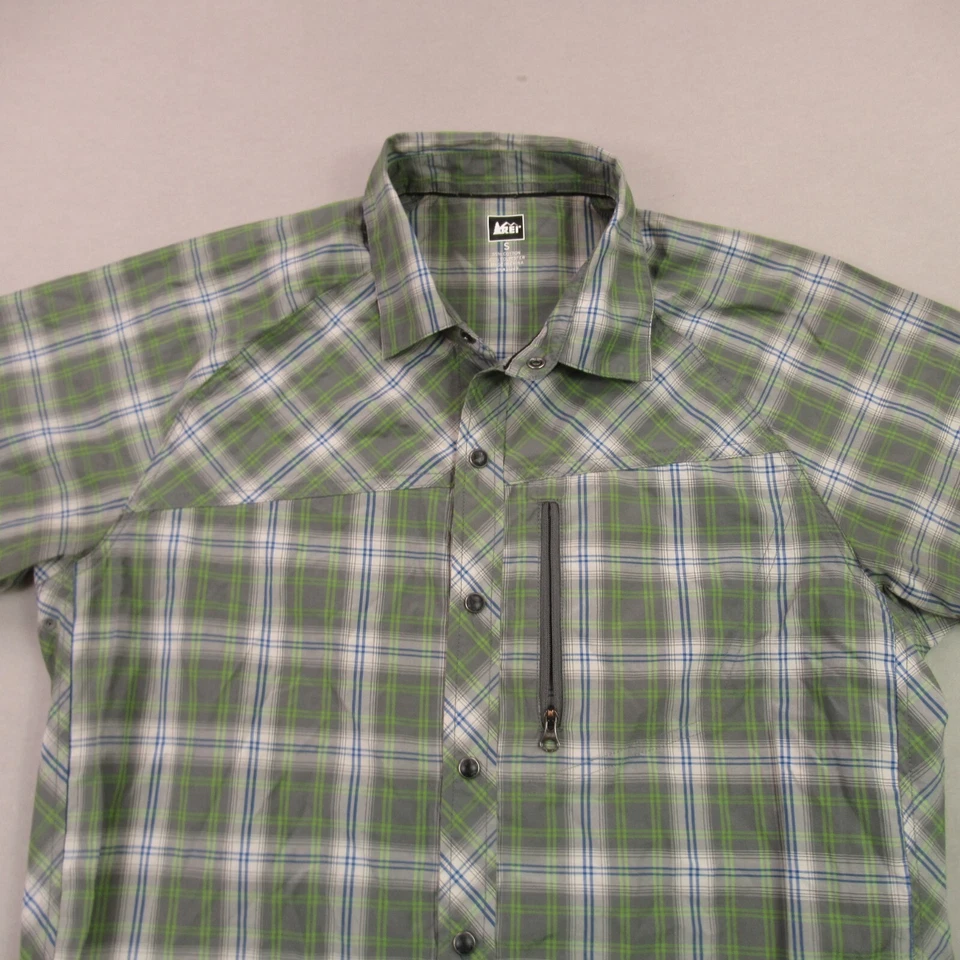 Camisa REI para mujer pequeña manga corta frente a presión exterior verde a cuadros informal Foto 3 de 4