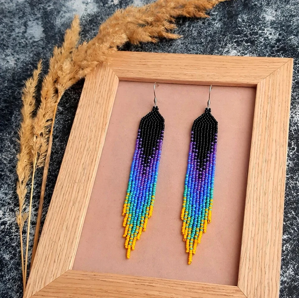 Brincos lustre preto violeta turquesa e amarelo com miçangas - Imagem 2 de 4