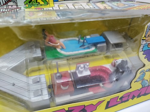 Matchbox Connectables Crazy Limo’s CN 340 1991 Cat In Booth & Lady In Pool NEW - Picture 2 of 15