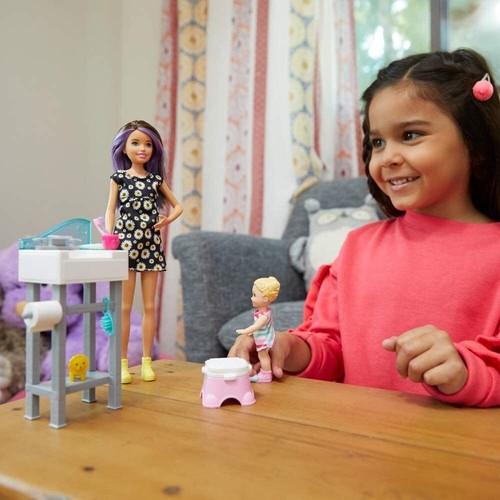 Barbie Niñeras Juego con Silla para Orinar, Patrón y Muñeca Niño GGP44 NUEVO - Imagen 2 de 6