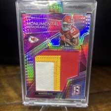 2017 Panini - Monumental Memorabilia Kareem Hunt #33 Neon Pink Prizm /15 (RC)