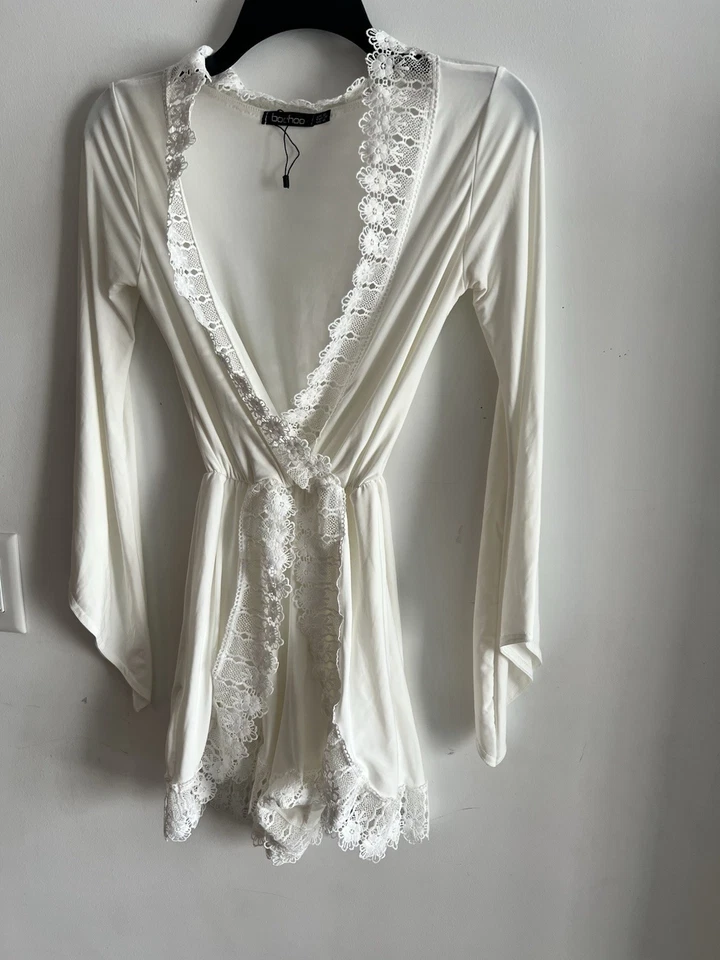 Romper Boohoo Marfim Acabamento em Renda Tamanho 4 Novo sem etiquetas Manga Longa Estilo Envoltório - Imagem 4 de 4