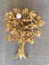 Gold Tone Textured Tree of Life Brooch Single Faux Pearl