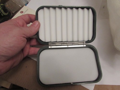 Caja de pesca con mosca trucha profunda Neroda grande resistente alnwick sin usar verde seco húmedo - Imagen 2 de 14