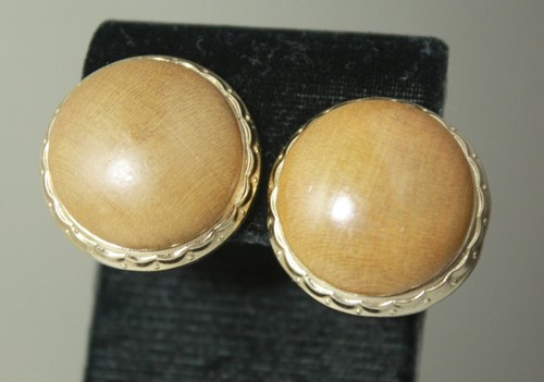 Pendientes de botones de madera brutalist firmados de colección con clip BERGERE