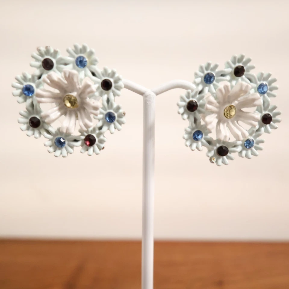 Pendientes Betsey Johnson flor Whiteout copo de nieve tachuelas con cristales multicolores Foto 2 de 4