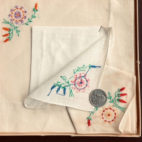 Juego de pañuelos para damas en caja flores bordadas caja original vintage - Imagen 5 de 6