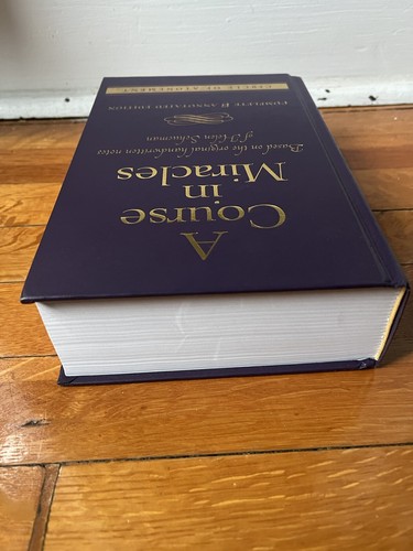 A Course In Miracles Complete & Annotated Edition By Helen Schucman Hardcover - Imagen 3 de 6