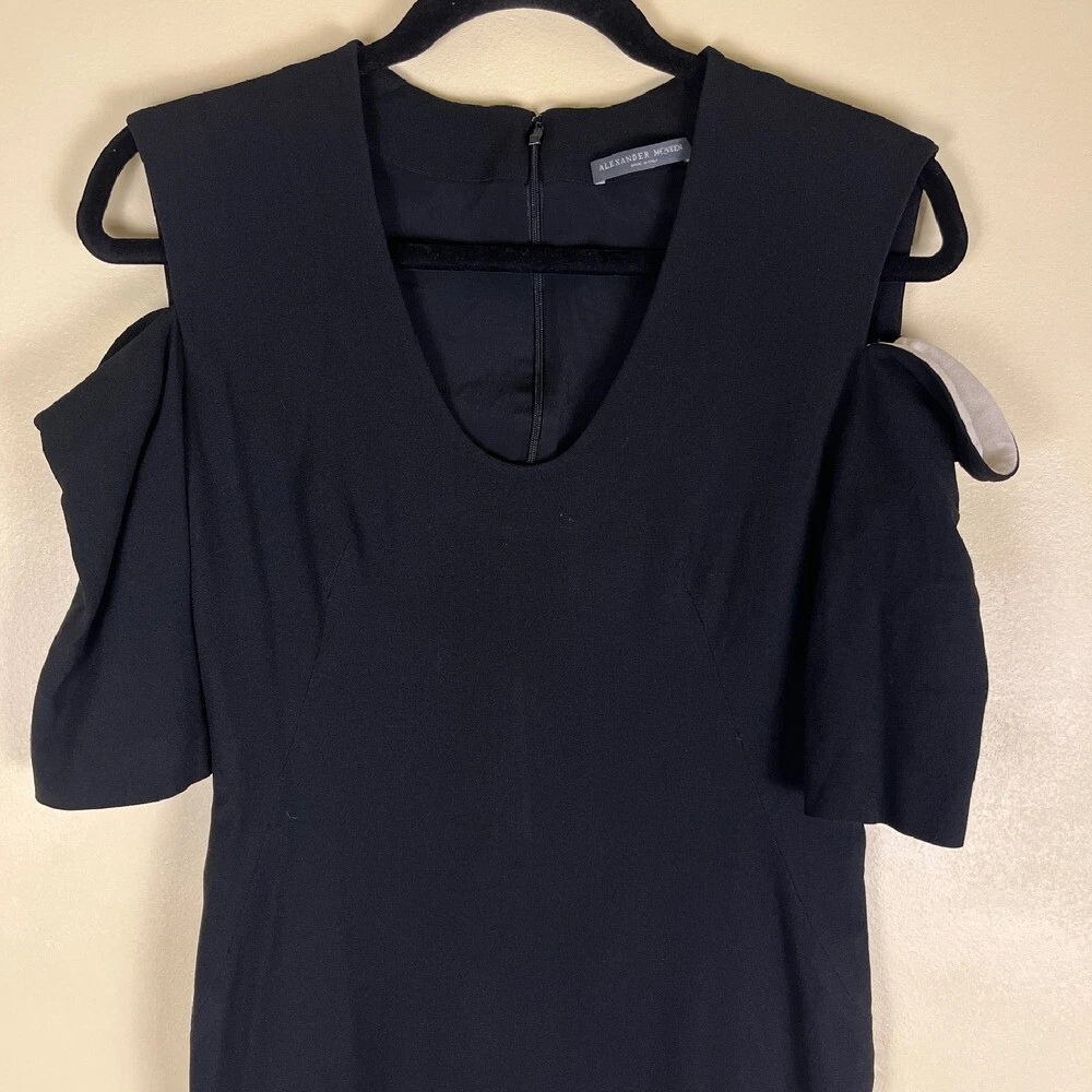 Abito ALEXANDER MCQUEEN con spalle ritagliate taglia 44 (US 10) nero scollo a V