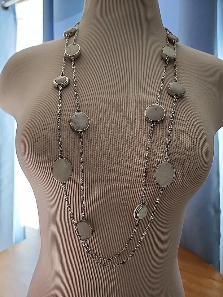 Collar Vintage Firmado CHICO'S 36"+3" Extensión Tono Plateado Piedras Blancas... Foto 2 de 4