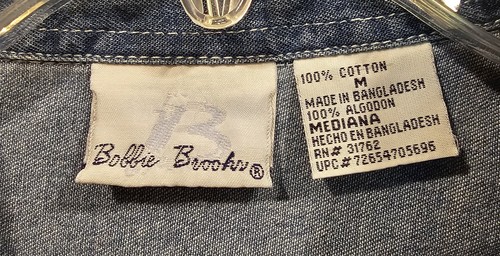Camisa para mujer Bobbie Brooks bordada de mezclilla colibríes abotonada mediana - Imagen 2 de 4
