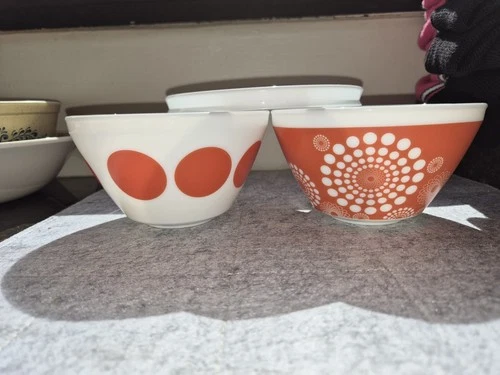 Vintage Charm inspired by Pyrex TICKLED PINK 2 Mixing Serving Bowls & 1 lid