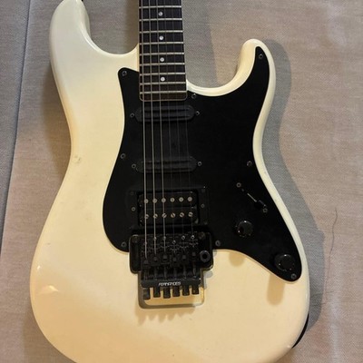 FERNANDES E-Gitarre weiß mit feststellbarem Tremolo H-S-S Palisander Griffbrett
