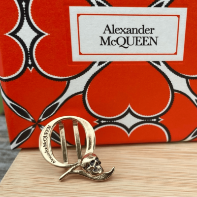 ネックレス・ペンダント alexander mcqueen Alexander McQueen Bijoux Golden NIB Alexander McQueen 'Q' Skull Gold Alphabet Shoe Charm