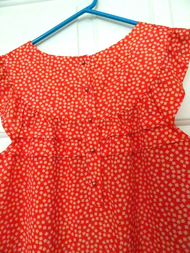 VESTIDO I LOVE H81 SHIFT TAMANHO MÉDIO. FECHAMENTO DE BOTÃO CORAL/MARFIM-RUFFLES/PREGAS-BACK - Imagem 4 de 4