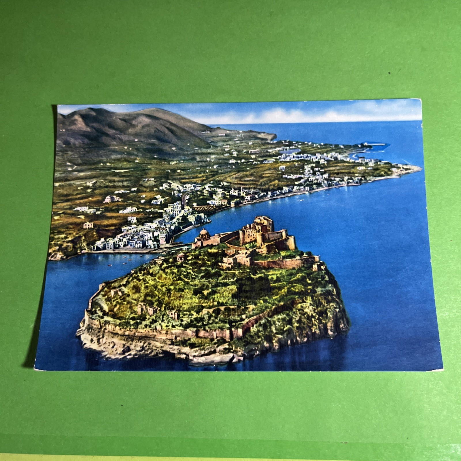 ISCHIA DALL'AEREO CASTELLO D'ARAGONA E PANORAMA - CARTOLINA A COLORI COLLEZIONE