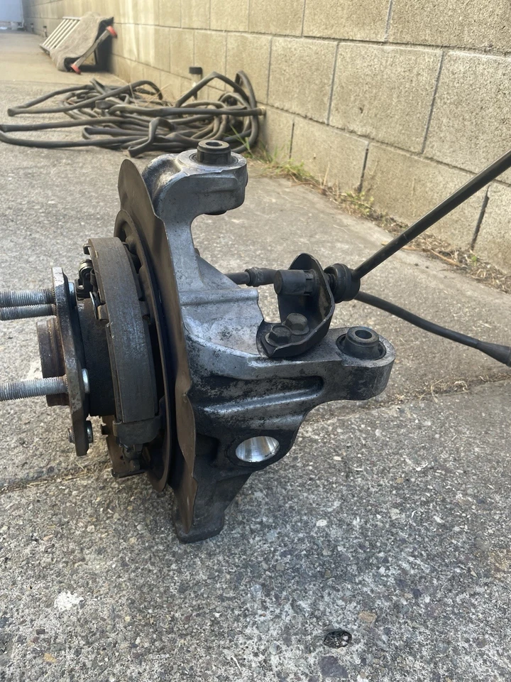 Nissan GT-R R35 2009+ OEM trasero derecho pasajero buje lateral brazo de control nudillo Foto 4 de 4