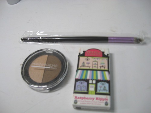 8 Piece Make up & Beauty Travel Sizes Set- with Bag! Eye Shadow + More #3 - Bild 3 von 4