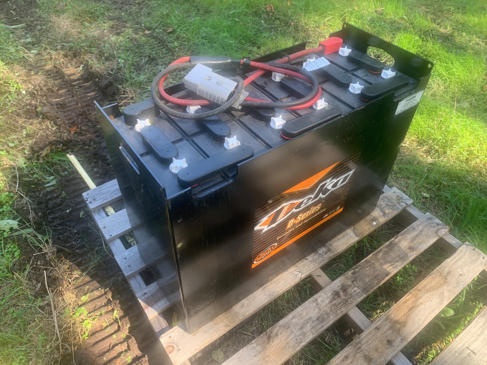 DEKA Industrial Forklift / Order Picker Battery – Heavy-Duty Lead-Acid Traction