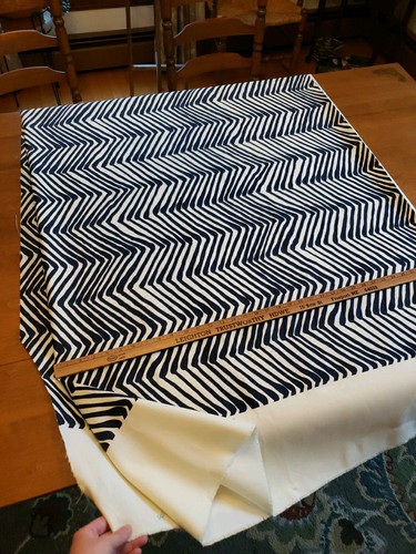 Tela Zig Z-Zag II de Alan Campbell azul marino 3 yardas - Imagen 7 de 7
