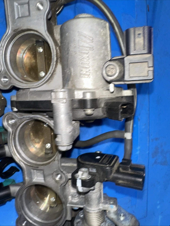 09-14 Yamaha YZF R1 Completo INYECTORES DE COMBUSTIBLE ADMISIÓN CUERPOS DEL ACELERADOR CUERPO 11 12 13 Foto 3 de 4