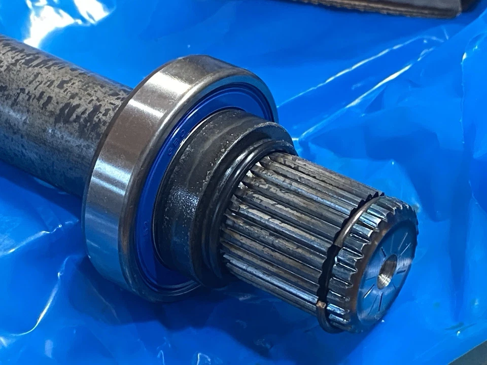 Estuche de transferencia Mopar 68237777AA eje intermedio -- Patriot & Compass 2014-2017 Foto 3 de 4