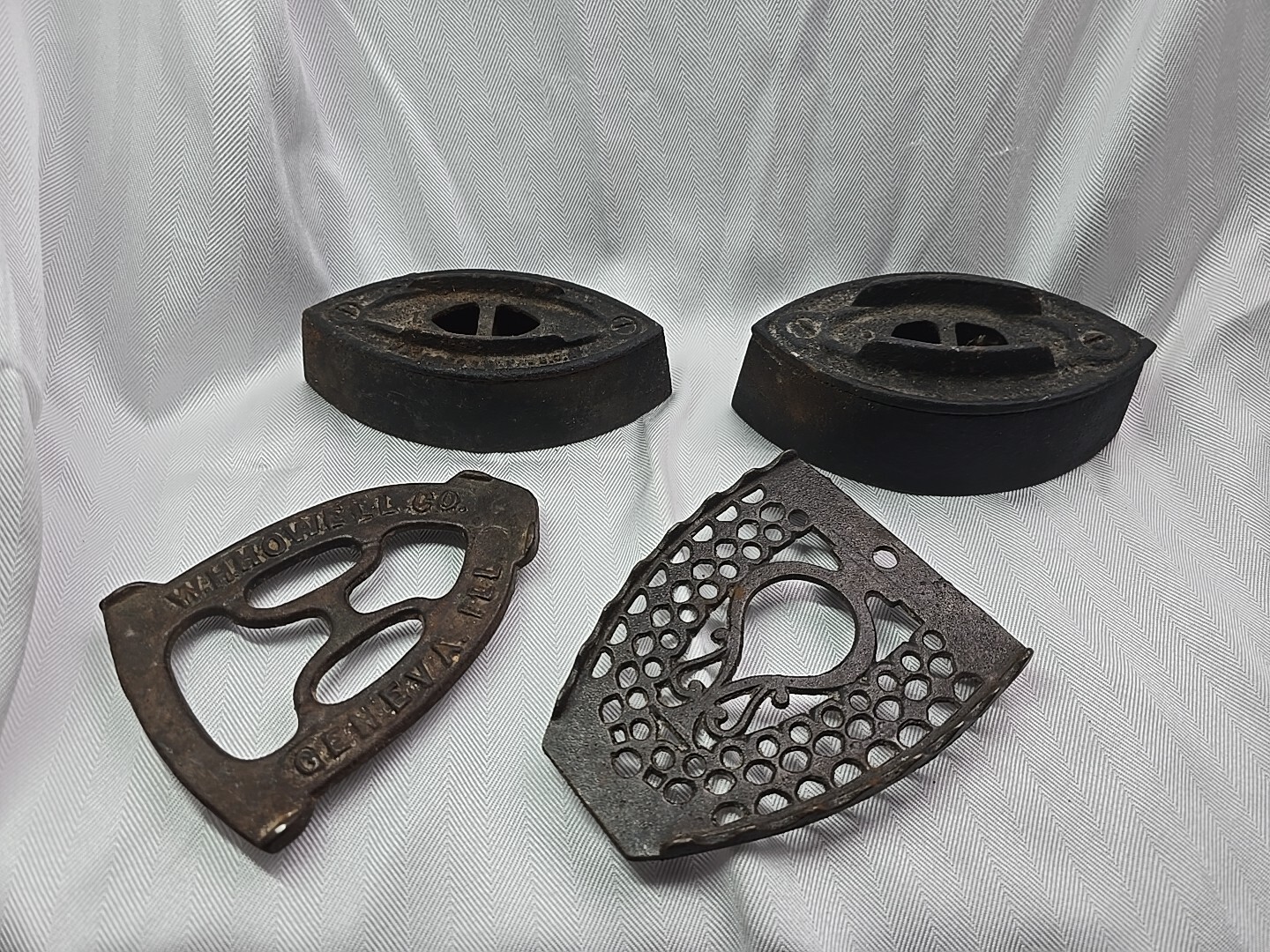 Vintage Cast Iron Irons with Trivets for Ironing Collectibles-image