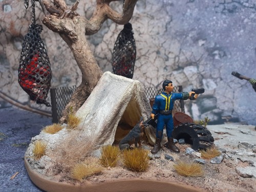 FALLOUT VAULT SURVIVOR & SUPER MUTANT CAMP MODEL DIORAMA DISPLAY -HANDMADE - Picture 11 of 11