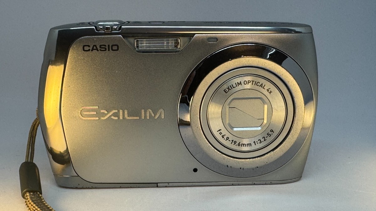 Casio EXILIM EX-Z370 compact digital camera silver English Casio EXILIM EX-Z370 compact digital camera silver English