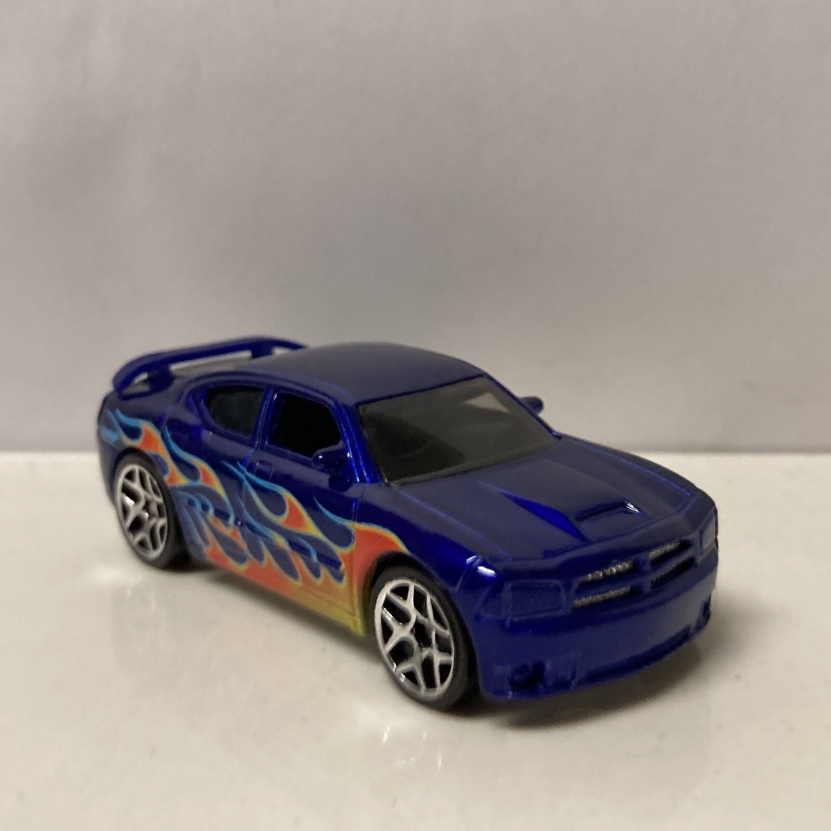 2007 07 Dodge Charger SRT8 Collectible 1/64 Scale Diecast Diorama