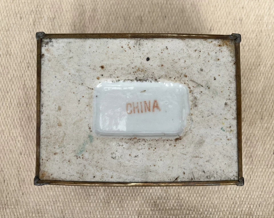 Una caja china de esmalte de porcelana molida amarilla, antigua, siglo XIX Foto 2 de 4