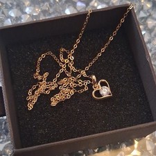Goldfarbene Halskette mit Herz-Charm Anhänge...