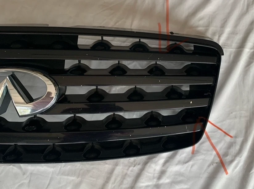 03-08 INFINITI FX35 GRELHA FRONTAL SUPERIOR COM EMBLEMA 62310-CG000 USADA FABRICANTE DE EQUIPAMENTO ORIGINAL - Imagem 3 de 4