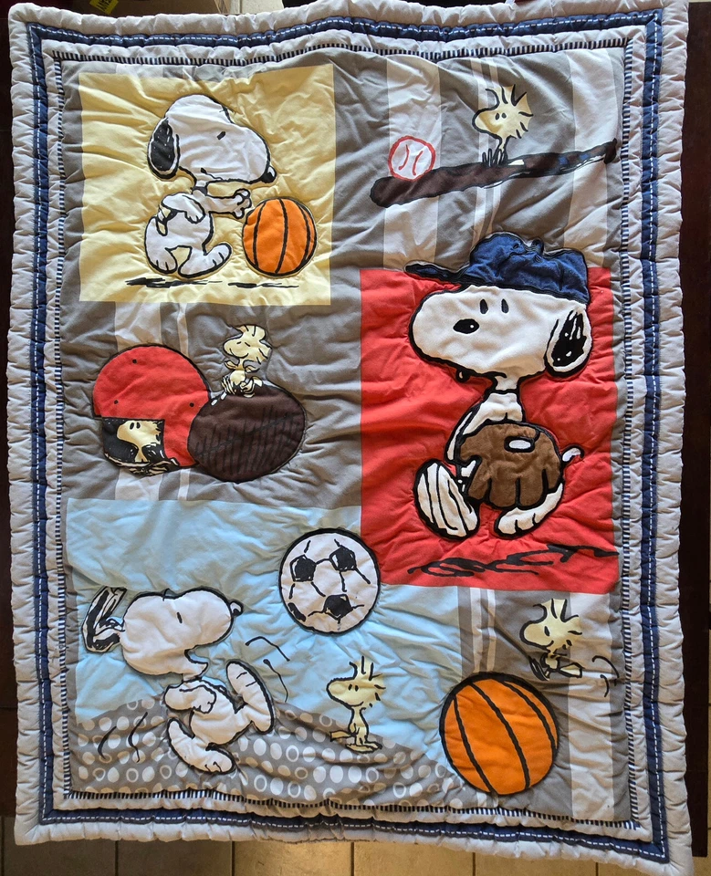 Juego de cuna deportiva SNOOPY de 3 piezas - edredón, falda de cuna, sábana ajustable, usado en excelente estado Foto 2 de 4