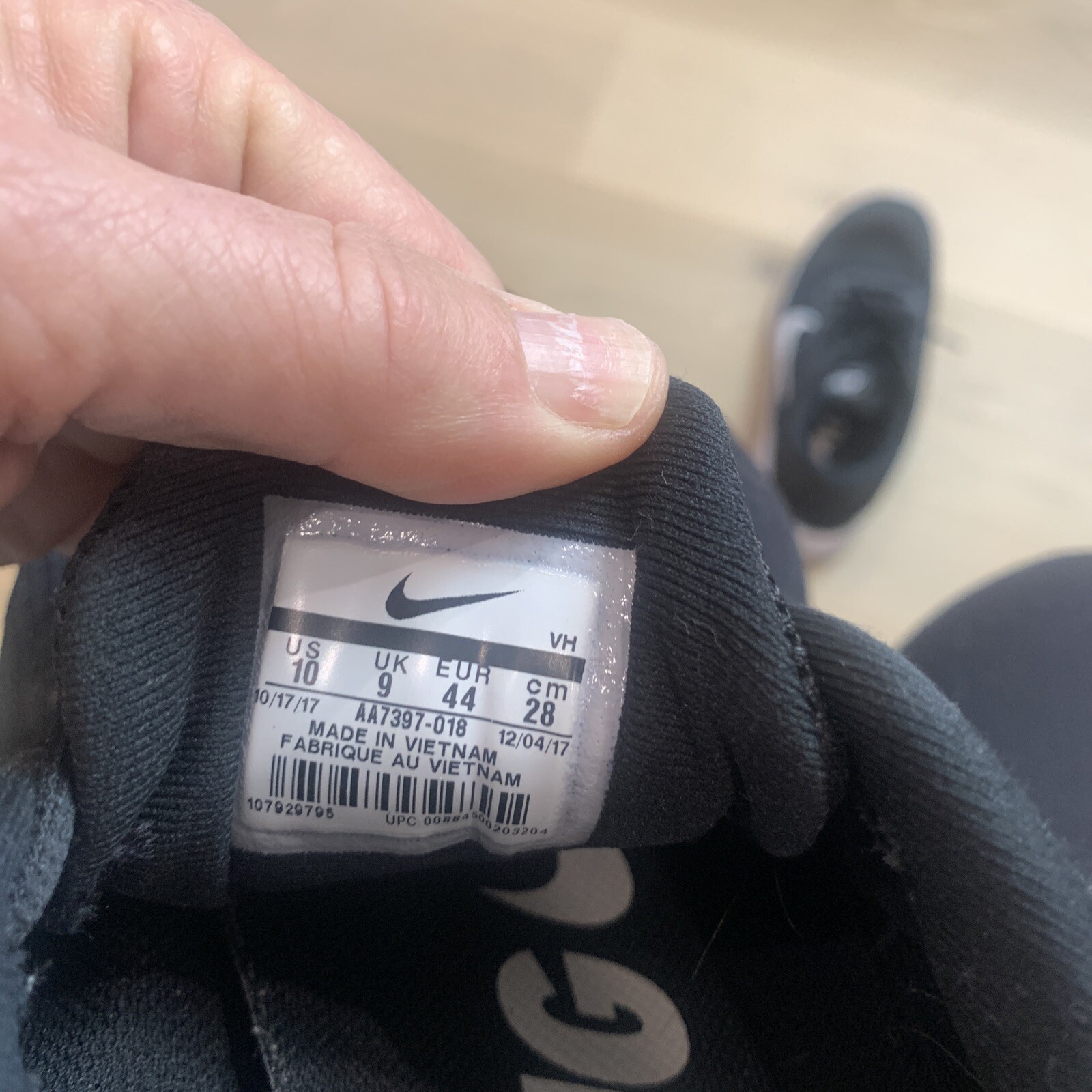 mens black and white nike running shoes