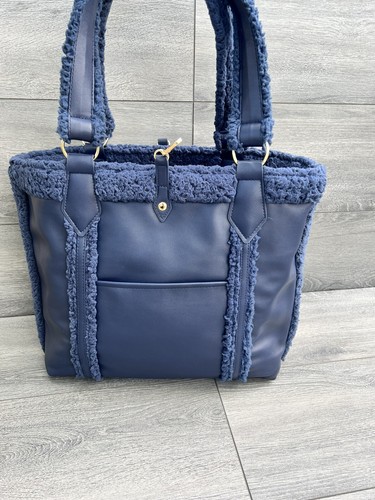 G.I.L.I. Reversible Sherpa Tote with Sherpa Pouch blue color B000115 - Picture 11 of 12