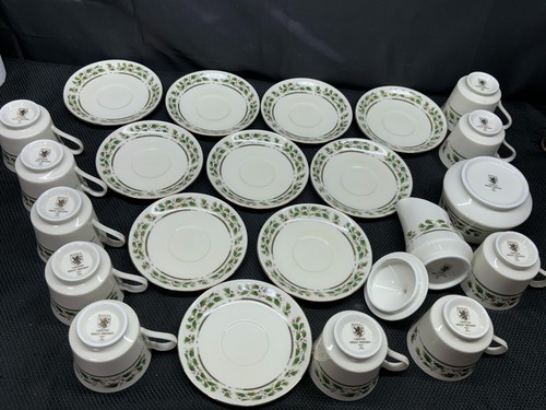 Royal Limited "HOLLY HOLIDAY" Japan ~ Set of 10 Cups & Saucers, Creamer, Sugar - Picture 10 of 12