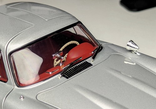 Mercedes-Benz 300SL 1954 Silver On Red 1:18 Minichamps - Picture 7 of 11
