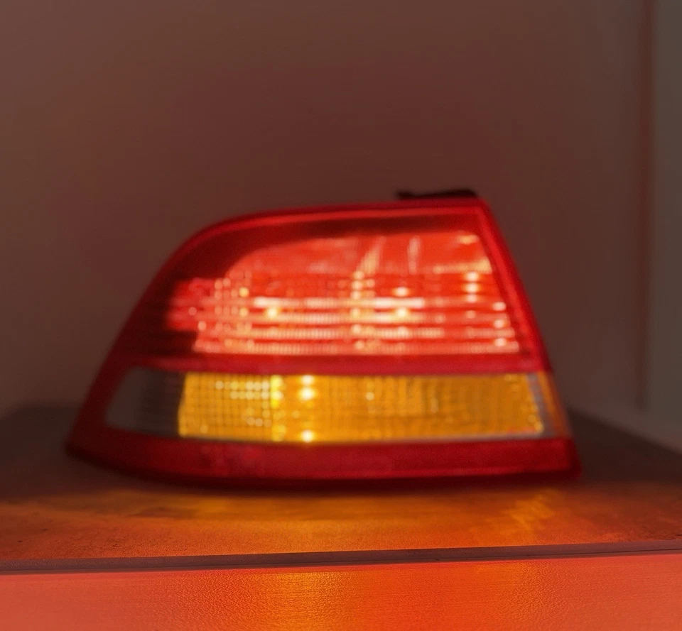 Conjunto de luz trasera Saab 9-3 2003-2007 lente conductor lado izquierdo LH probado OEM Foto 2 de 4