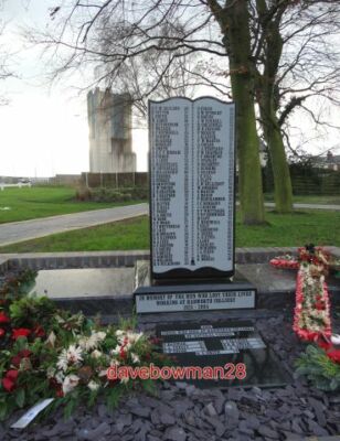 FOTO BERGBERGSDENKMAL IN HARWORTH DAS DENKMAL LISTET DIE NAMEN DER ACHT