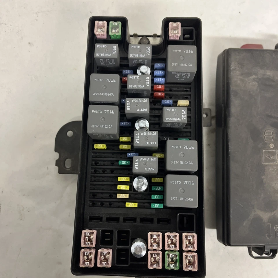 Conjunto de caja de fusibles de motor Ford Mustang 2007-2008 OEM Foto 2 de 4