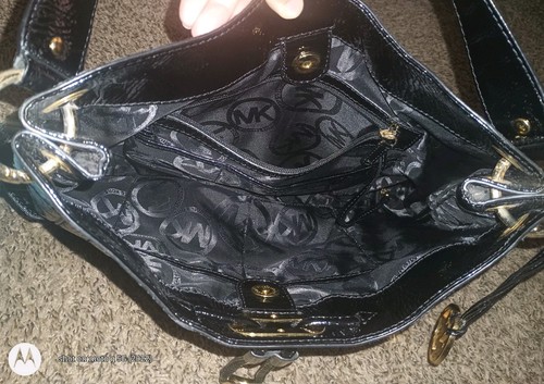 Bolso de hombro Michael Kors charol negro herrajes dorados - Imagen 9 de 10