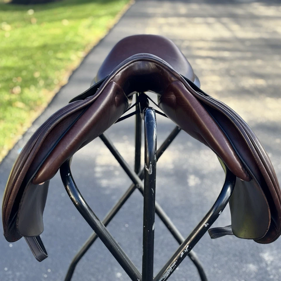 Седло Dover Circuit EQ RTF — 17,5 дюйма полуглубокое сиденье, передний клапан (2021) - Изображение 3 из 4