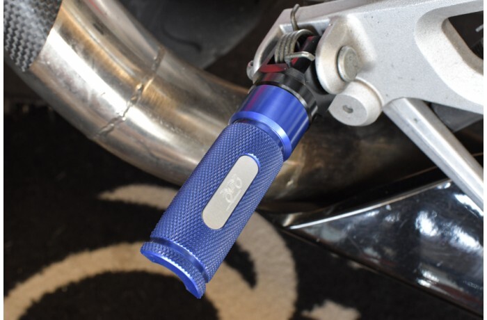 Repose-pieds moto 77mm antidérapant alu bleu pour Speed Triple 1050