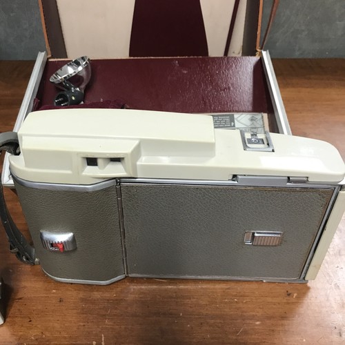 Polaroid 800 Land Camera w/ Wink Light Flash, & Carry Case - Picture 7 of 12