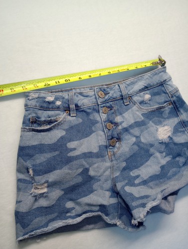 Time & Tru Damen 6 hoch geschnittene blaue Tarnmuster Denim abgenutzt Knopfleiste Booty Shorts - Bild 8 von 10